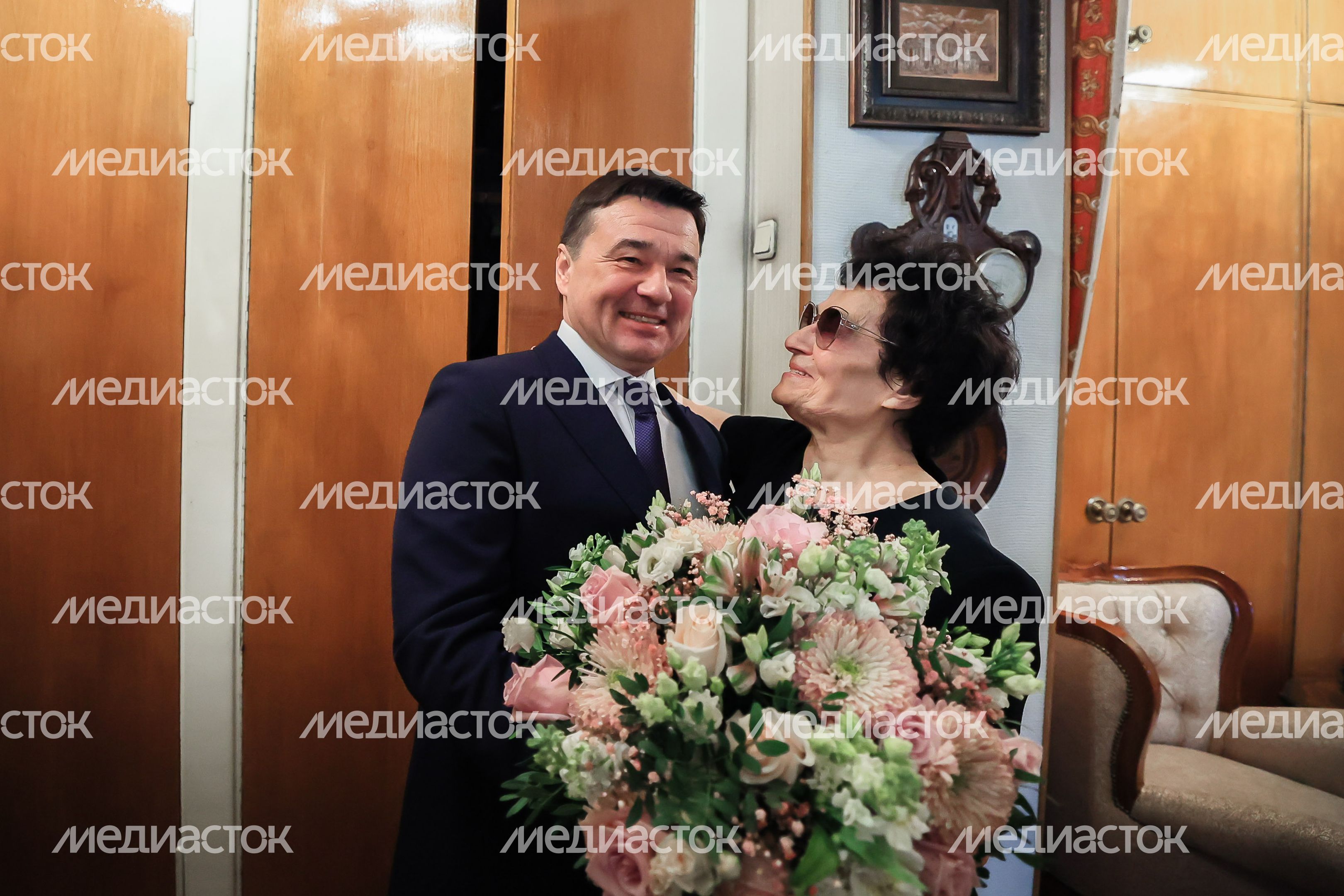 Посещение губернатором космонавта первого отряда