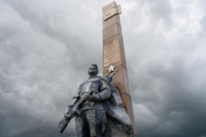 Памятник воинам, погибшим в Великую Отечественную войну, на площади Революции в Зарайске