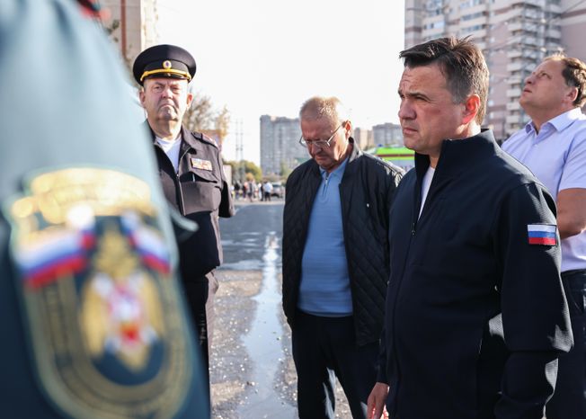 Андрей Воробьев встретился с жителями домов, поврежденных при атаке БПЛА