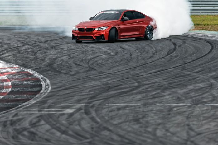 Дрифт-гонка автомобилей по автодрому Moscow Raceway на фестивале «Дрифт Экспо» в Волоколамске