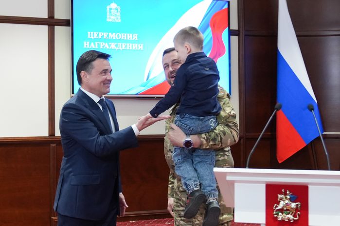 Андрей Воробьев вручил государственные награды добровольцам БАРСа