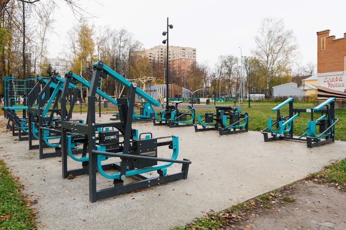 Тренажеры в Центральном парке культуры и отдыха города Пушкино осенью