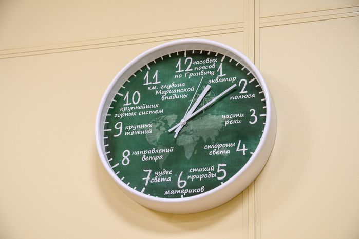 Часы в кабинете географии лицея №14 после капитального ремонта в Щелково