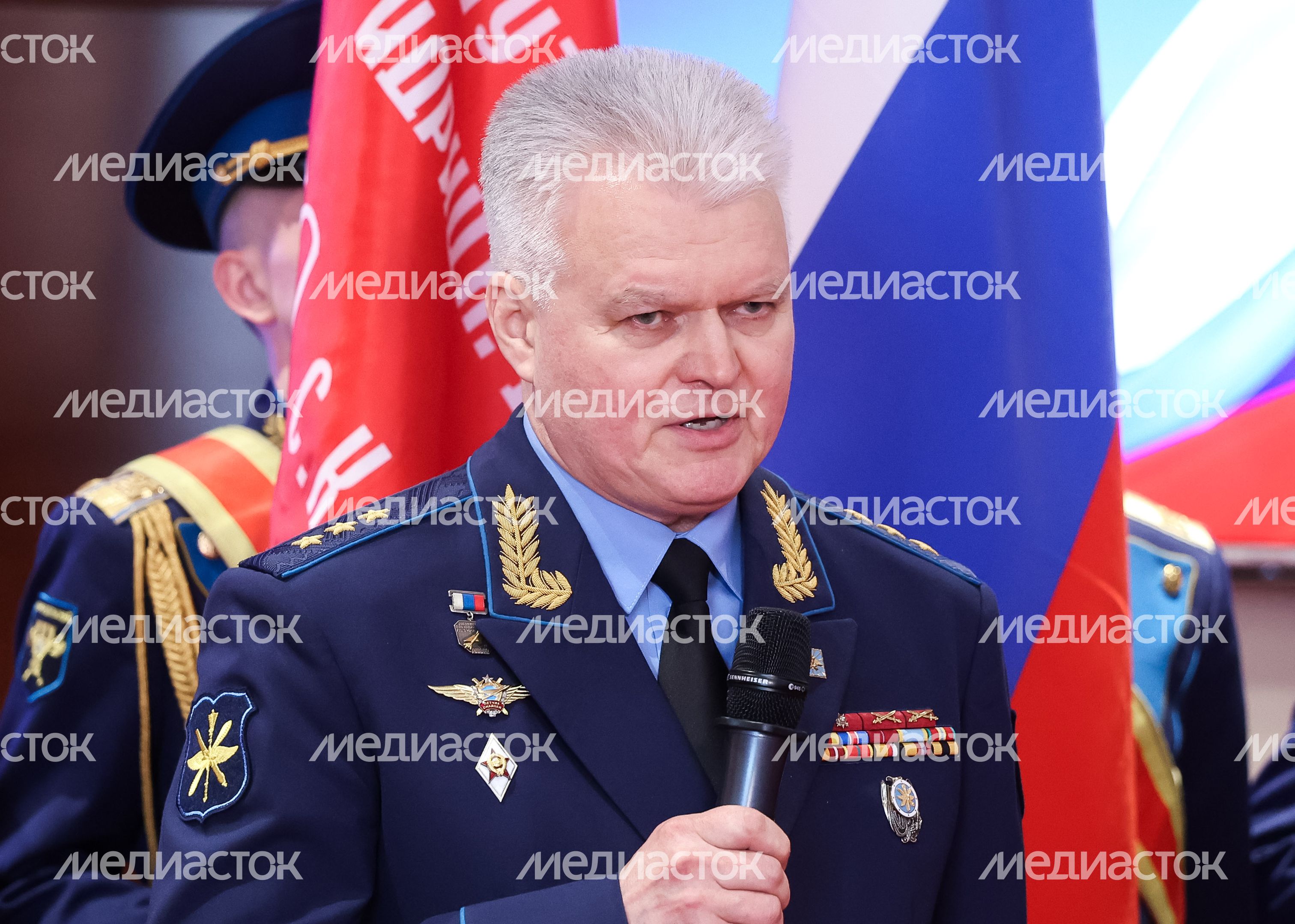 Родственникам легендарного лётчика Николая Терёхина передали "Золотую Звезду" Героя России Родственникам легендарного лётчика Николая Терёхина передали "Золотую Звезду" Героя России
