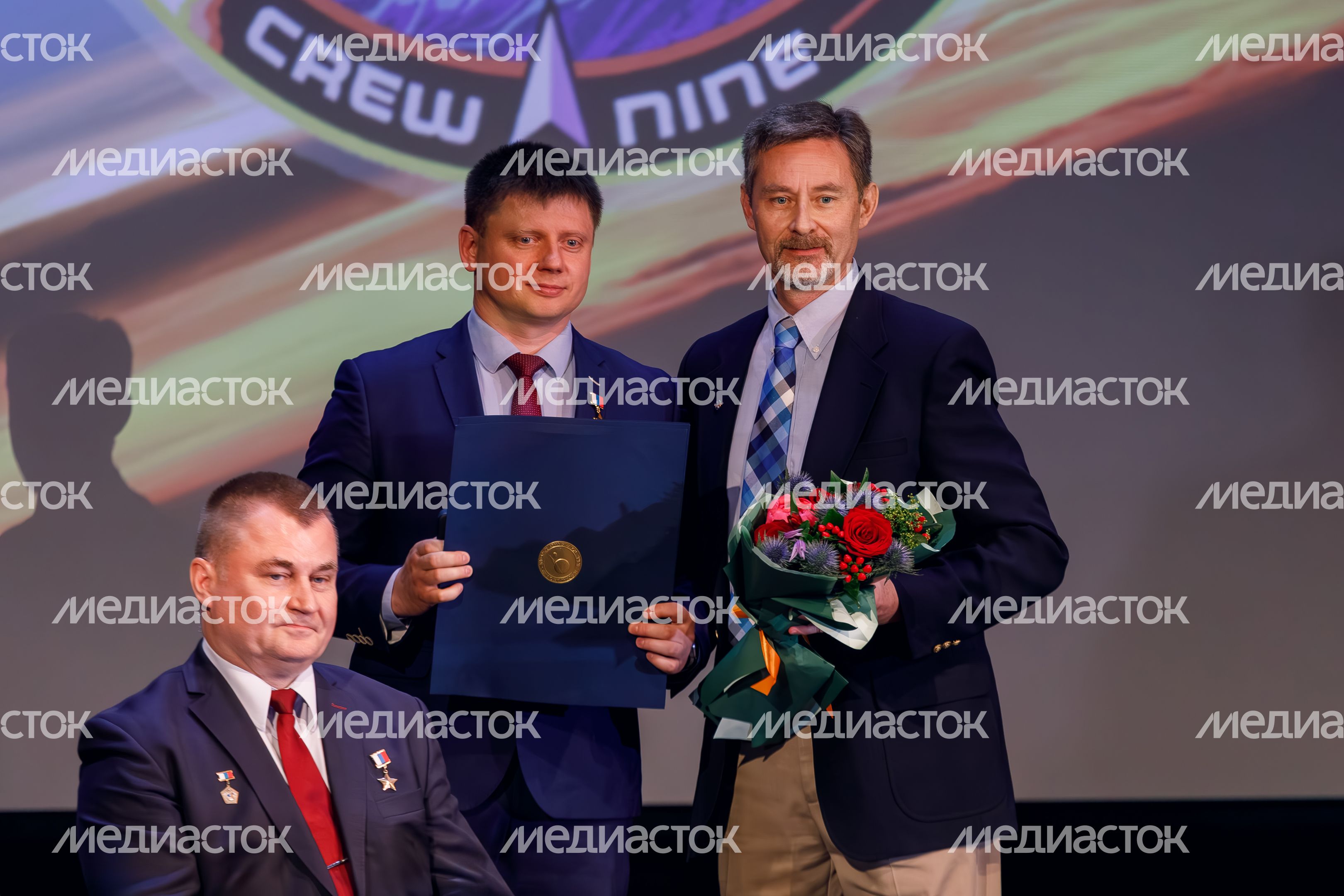 Торжественное собрание в честь возвращения космонавтов в Доме космонавтов Звездного городка Торжественное собрание в честь возвращения космонавтов в Доме космонавтов Звездного городка