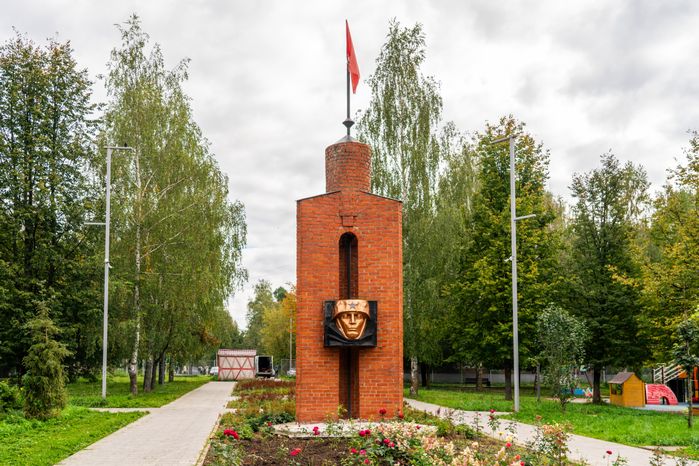 Памятник советскому народу и армии-победительнице в парке Победы Волоколамска