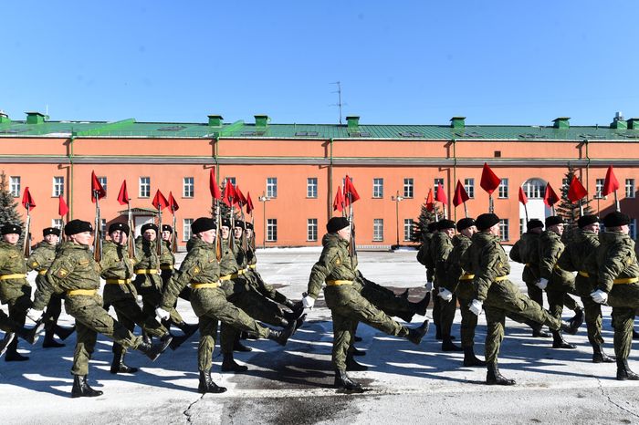 Подготовка военнослужащих отдельного комендантского Преображенского полка к военному параду на Красной площади
