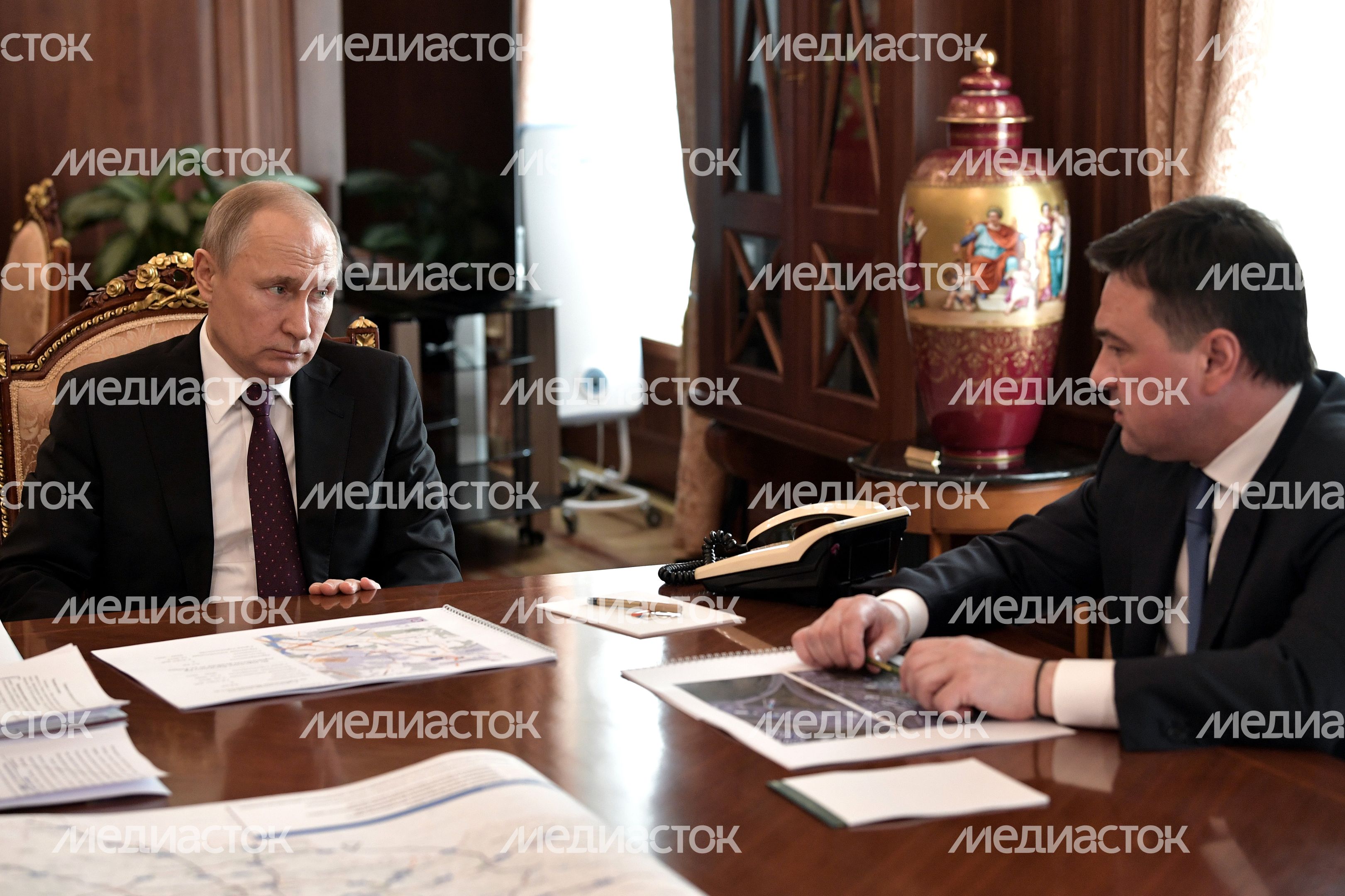 Рабочая встреча Владимира Путина с Министром транспорта РФ и Губернатором Подмосковья Рабочая встреча Владимира Путина с Министром транспорта РФ и Губернатором Подмосковья