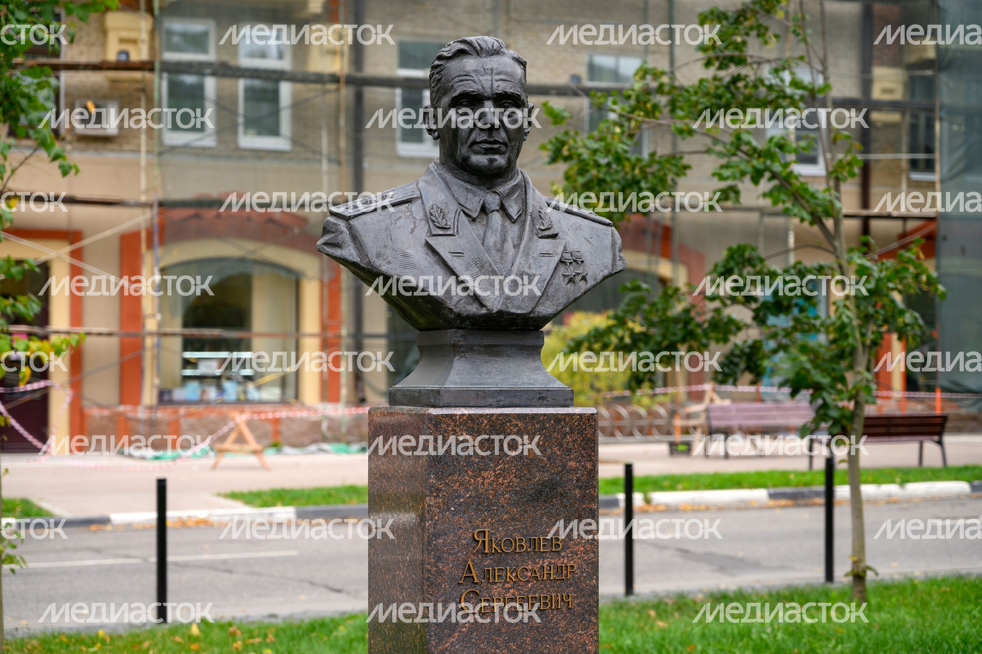 Бюст Александра Сергеевича Яковлева на аллее «Создатели авиации России» в Жуковском