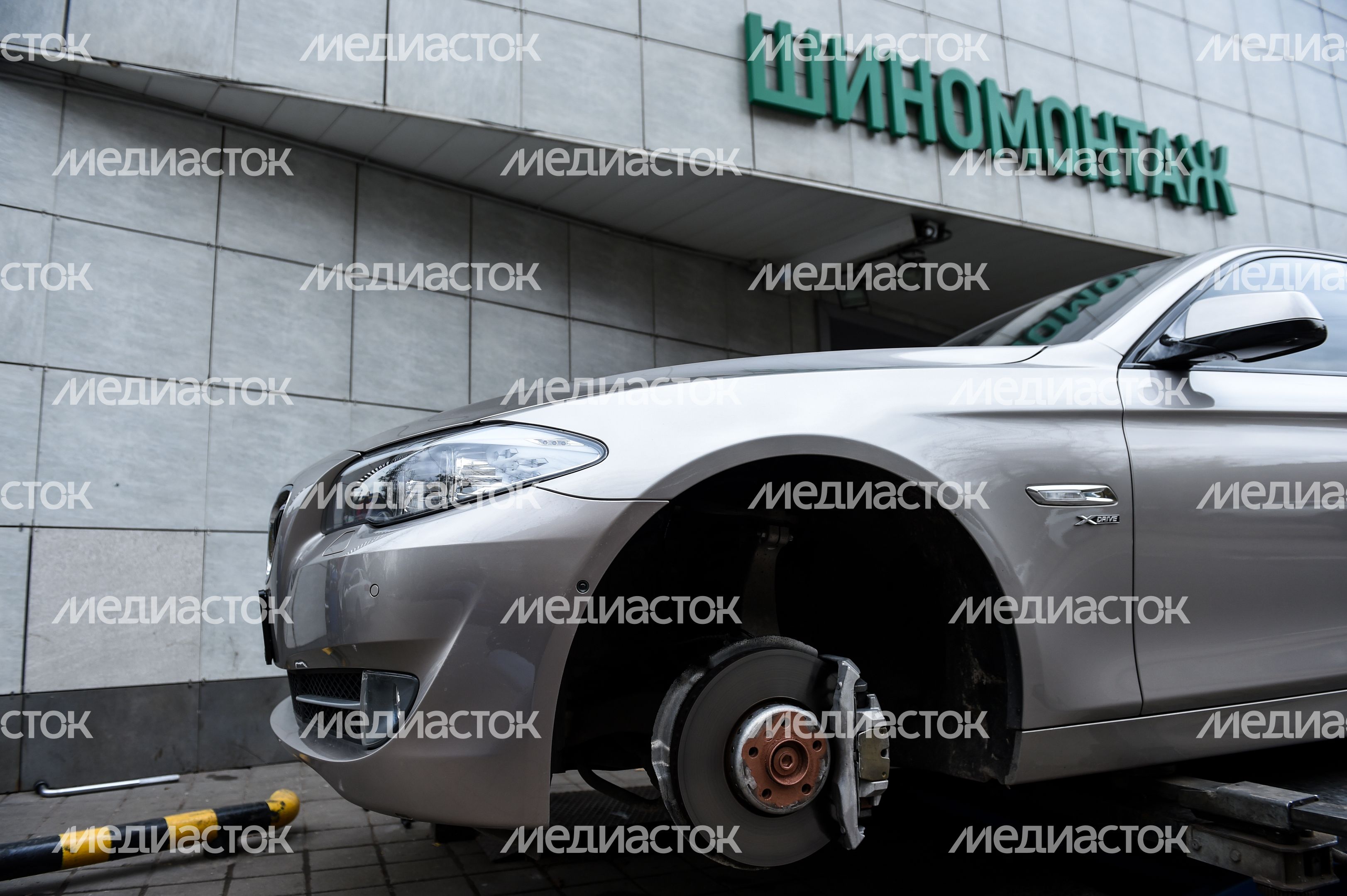 Работа шиномонтажной мастерской перед началом зимнего сезона