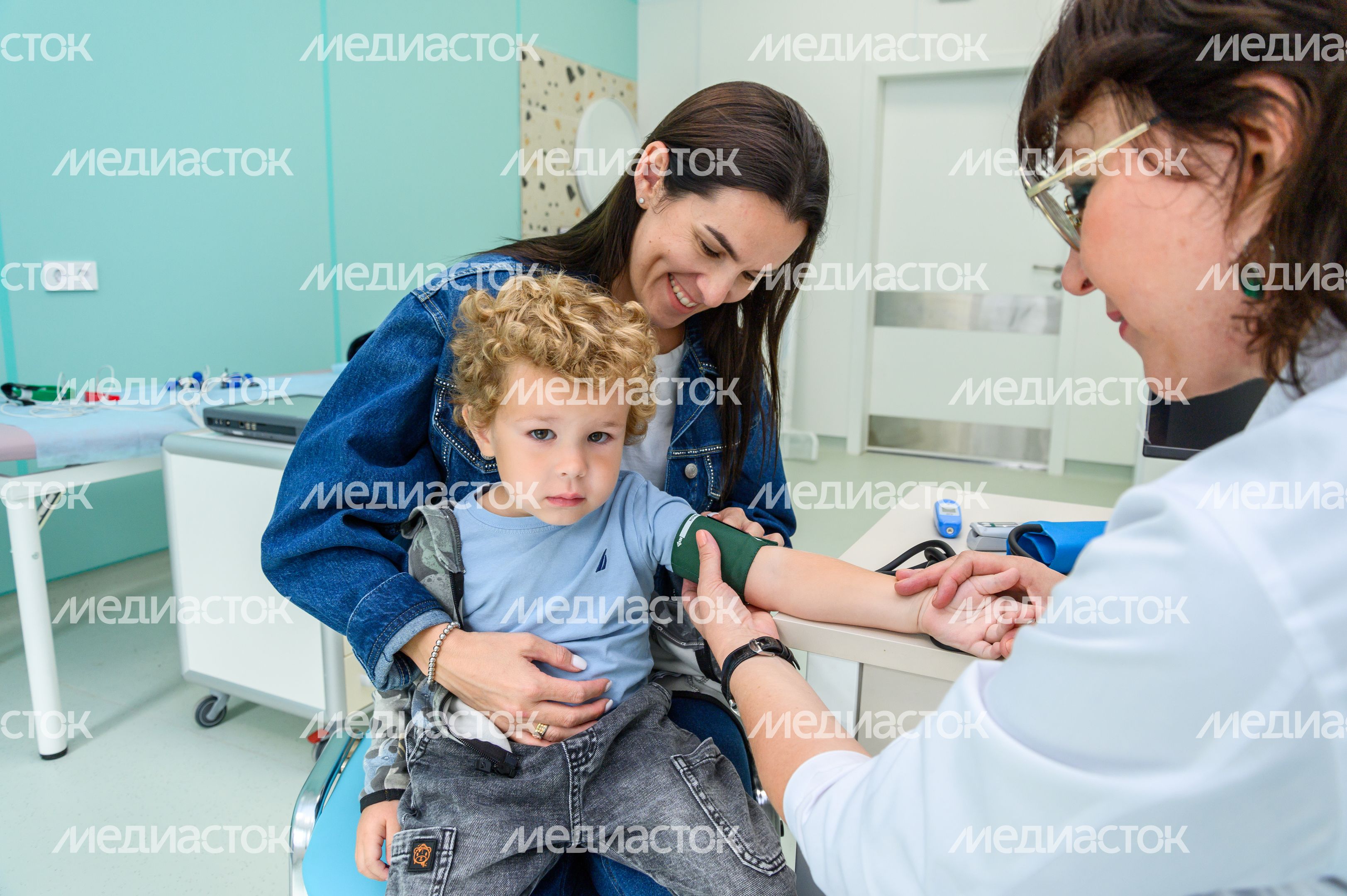 Дети на приеме у врачей в Детском клиническом центре имени Л.М. Рошаля Дети на приеме у врачей в Детском клиническом центре имени Л.М. Рошаля