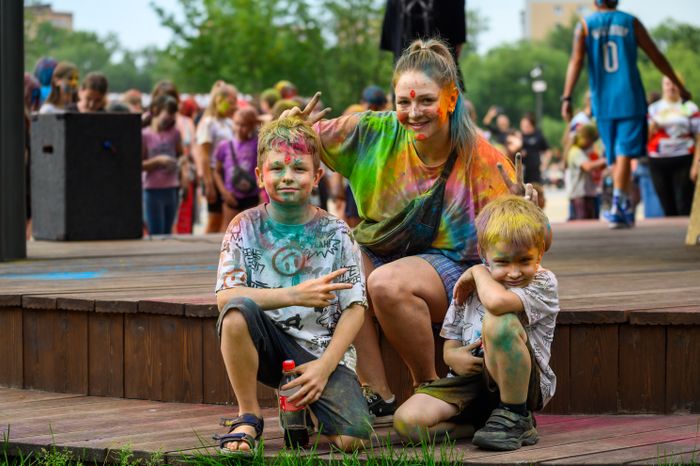 Фестиваль красок Holi Dance в Наташинском парке в Люберцах
