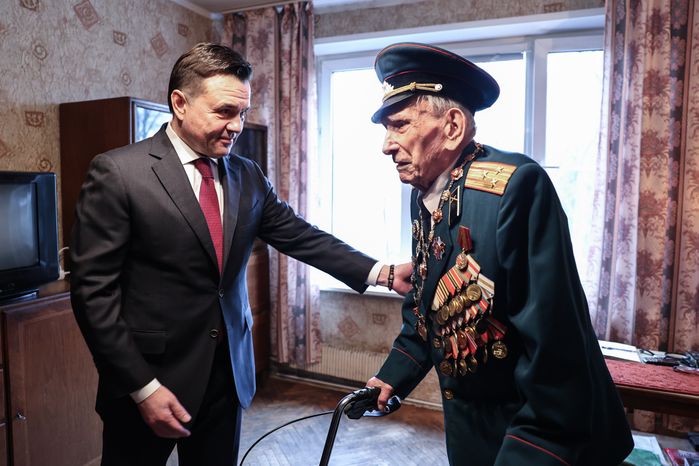 Губернатор присвоил знание Почетного гражданина ветерану Великой Отечественной войны Александру Золотову