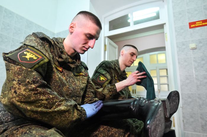 Подготовка военнослужащих отдельного комендантского Преображенского полка к военному параду на Красной площади
