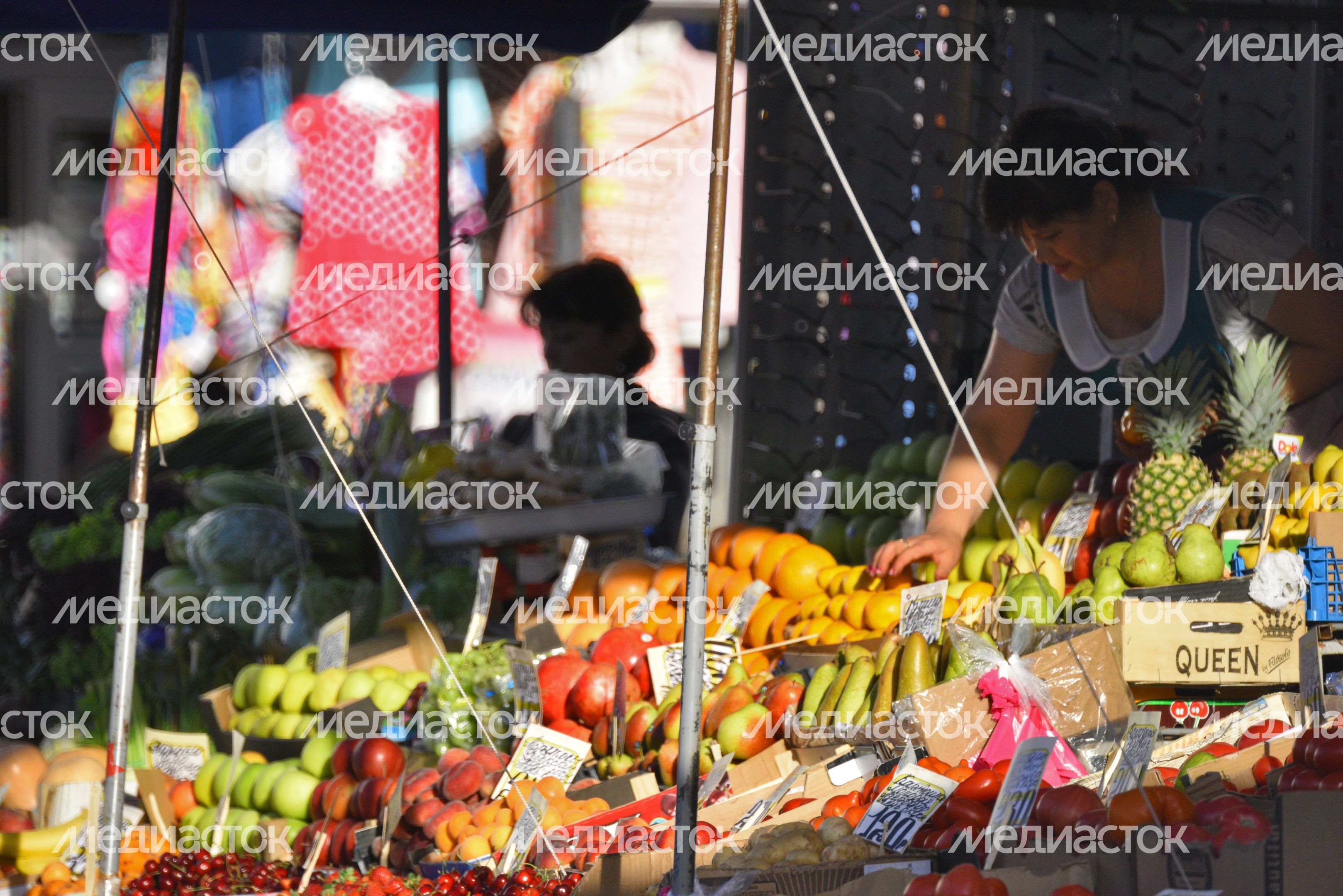 Прилавок с овощами и фруктами на рынке в Москве Прилавок с овощами и фруктами на рынке в Москве