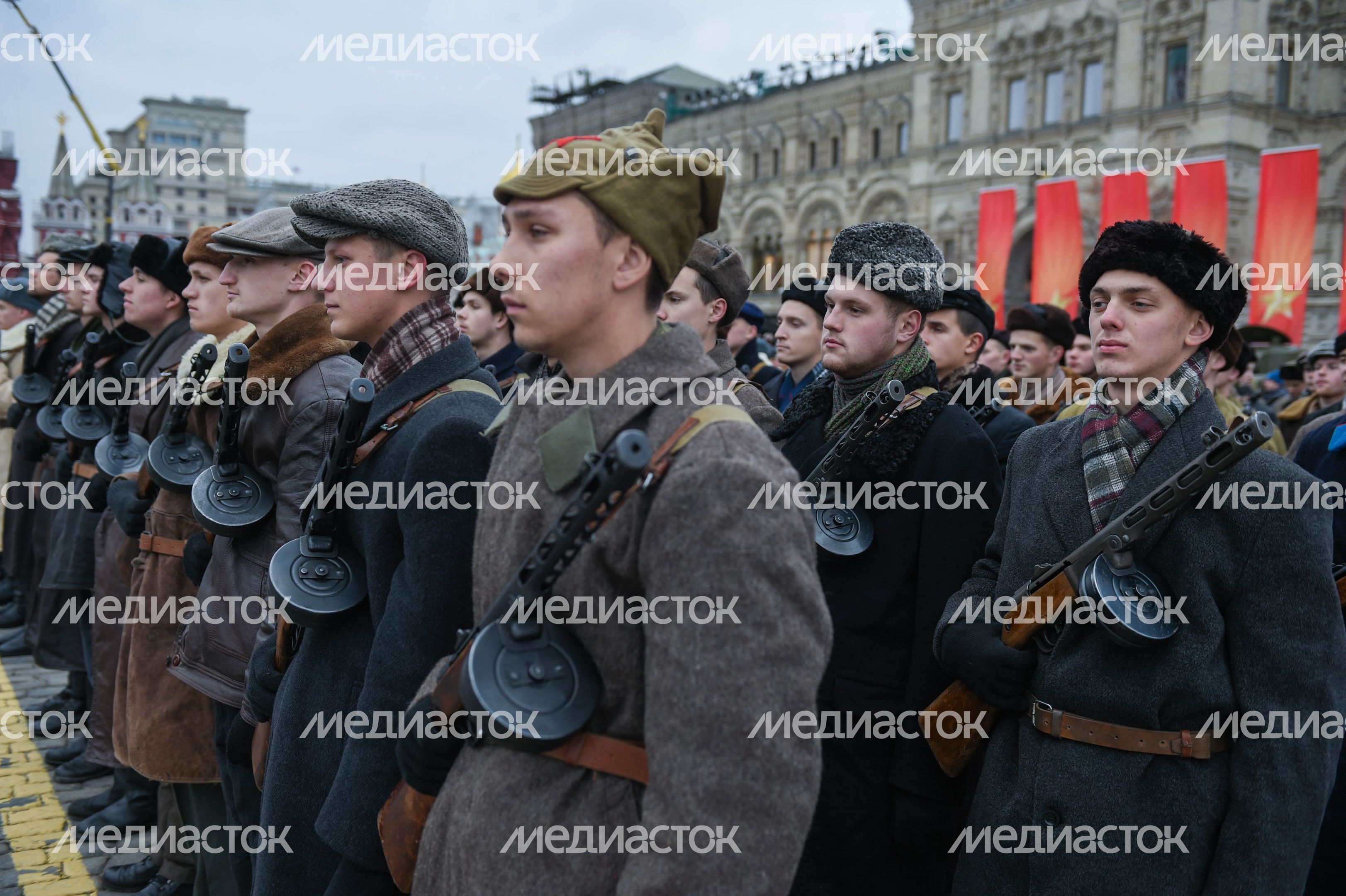 Торжественный марш в честь парада 1941 года на Красной площади в Москве
