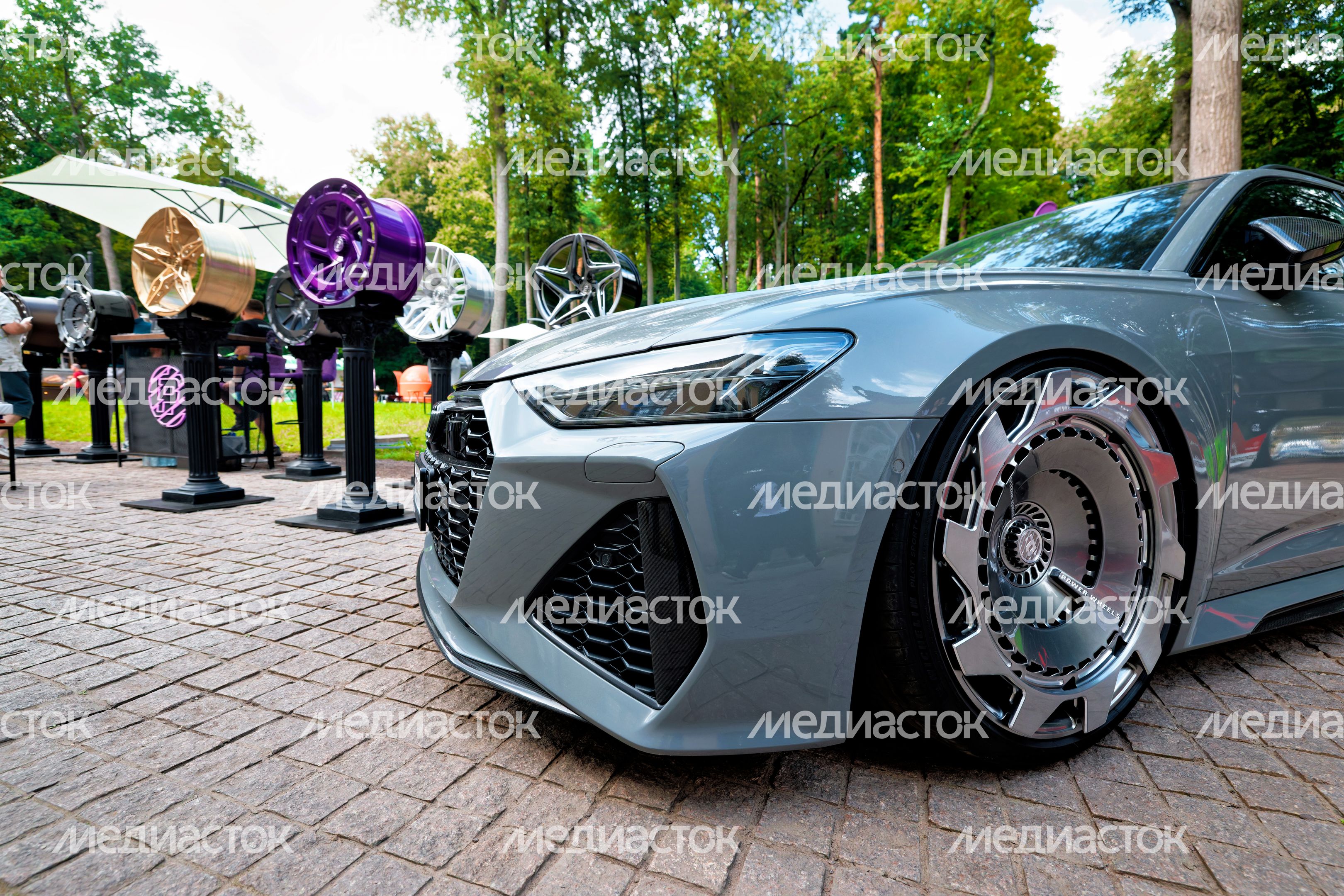 Ретроавтомобили и суперкары на автофестивале «Автовыходные в Архангельском» в округе Красногорск