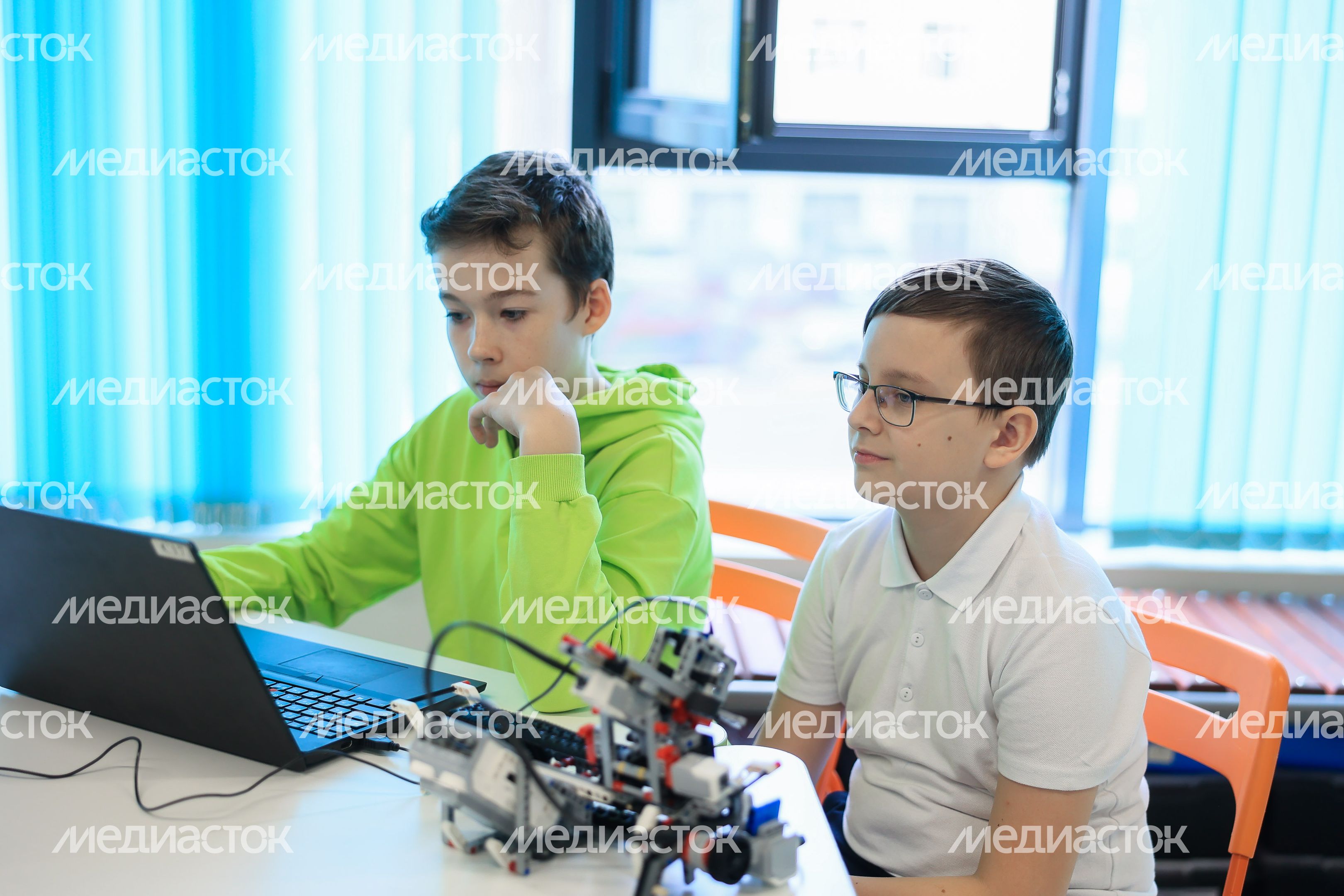 Представление учащимися «Изобретариума» своих разработок Губернатору Подмосковья