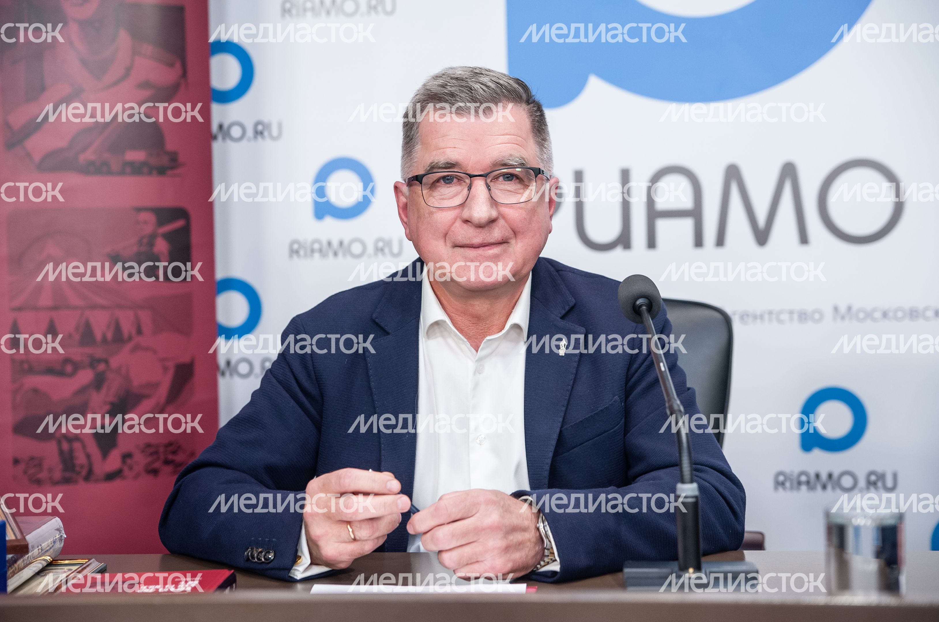 Презентация книги Александра Чумикова «Москва-400. Кам-са-мол! 90-е»