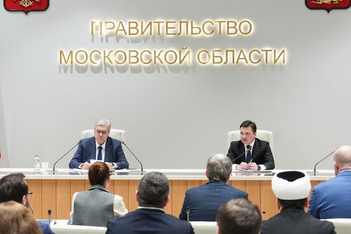 Андрей Воробьев поблагодарил общественников за работу и вручил им областные награды