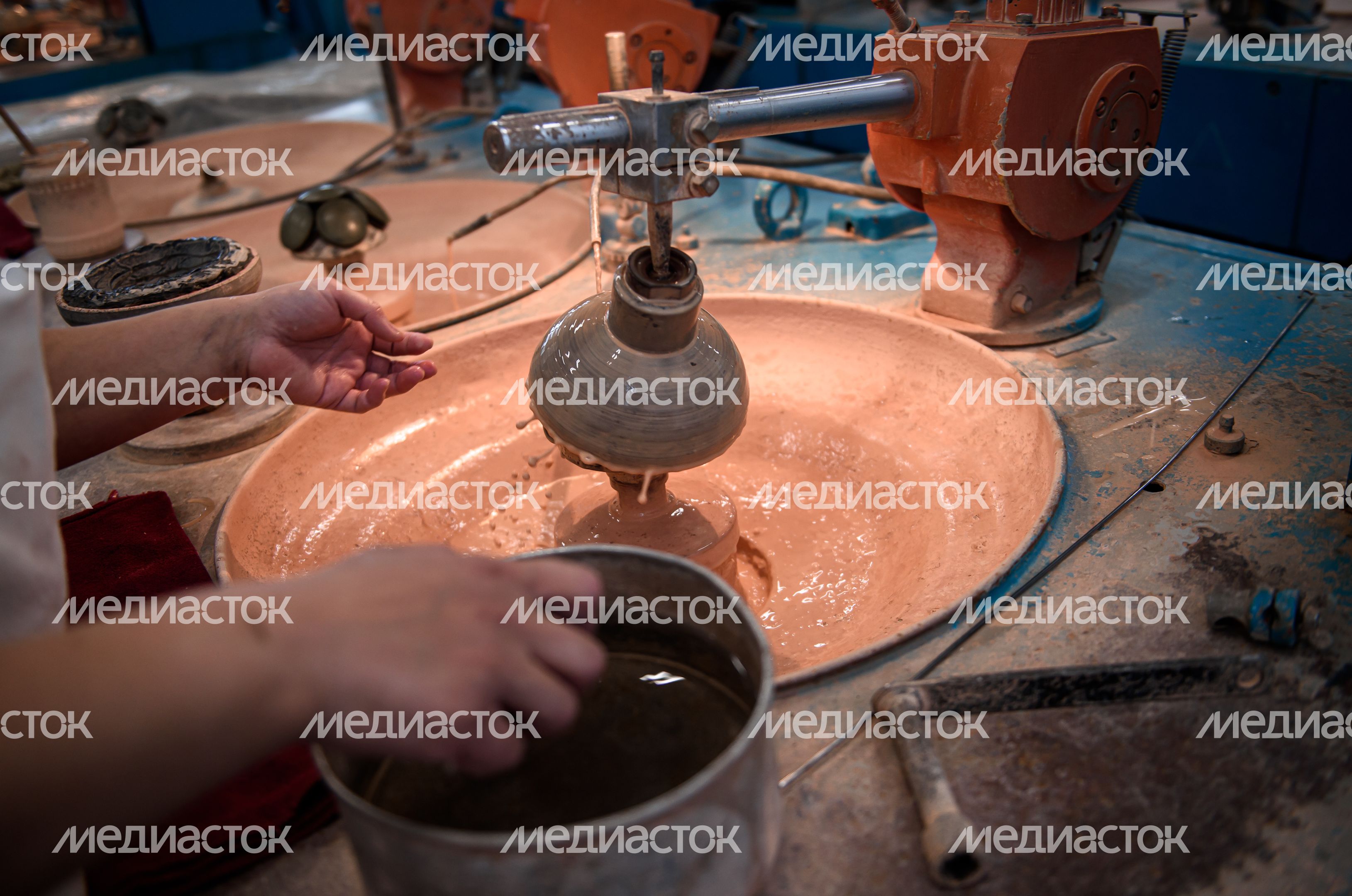 Рабочие моменты завода «Зенит»