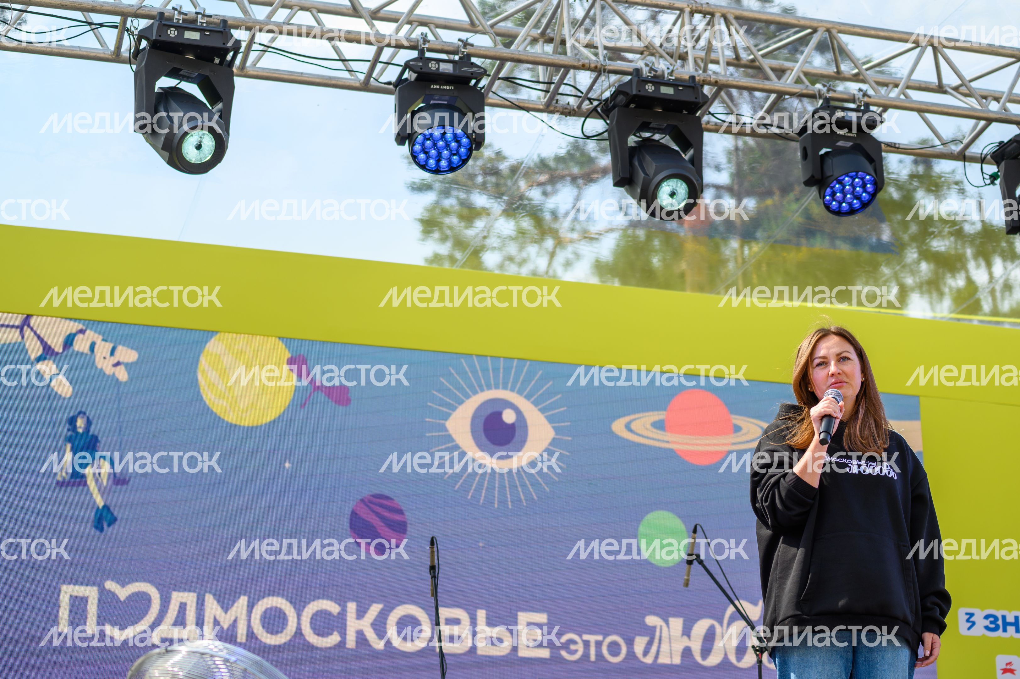 Замминистра информации и молодежной политики Ольга Гребенщикова наградила самых активных представителей молодежи
