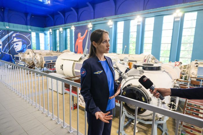 Инструктор экипажа Басова А.И. на тренировке космонавта Олега Платонова в Звездном городке