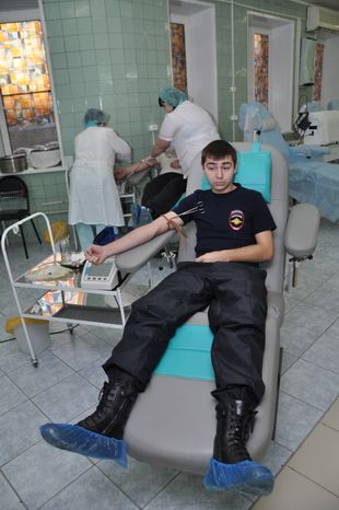 Полицейский сдает донорскую кровь