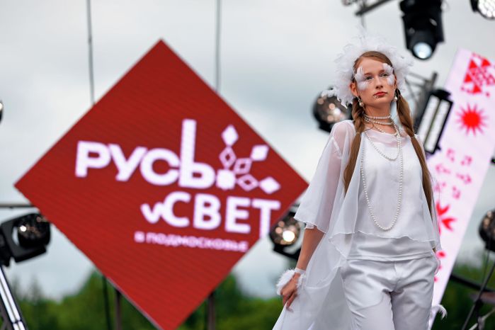 Показ моделей одежды от подмосковных дизайнеров на фестивале современной этнической культуры «РУСь_СВЕТ» в Красногорске