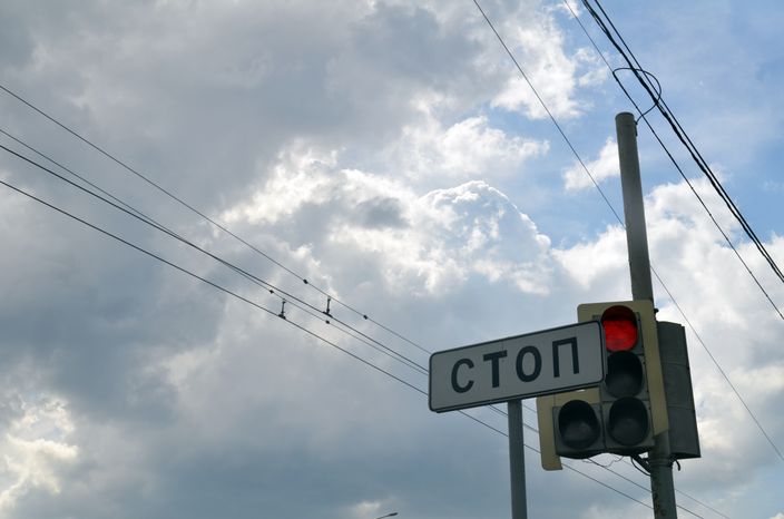 Запрещающий дорожный знак на ул. Кирова в Подольске