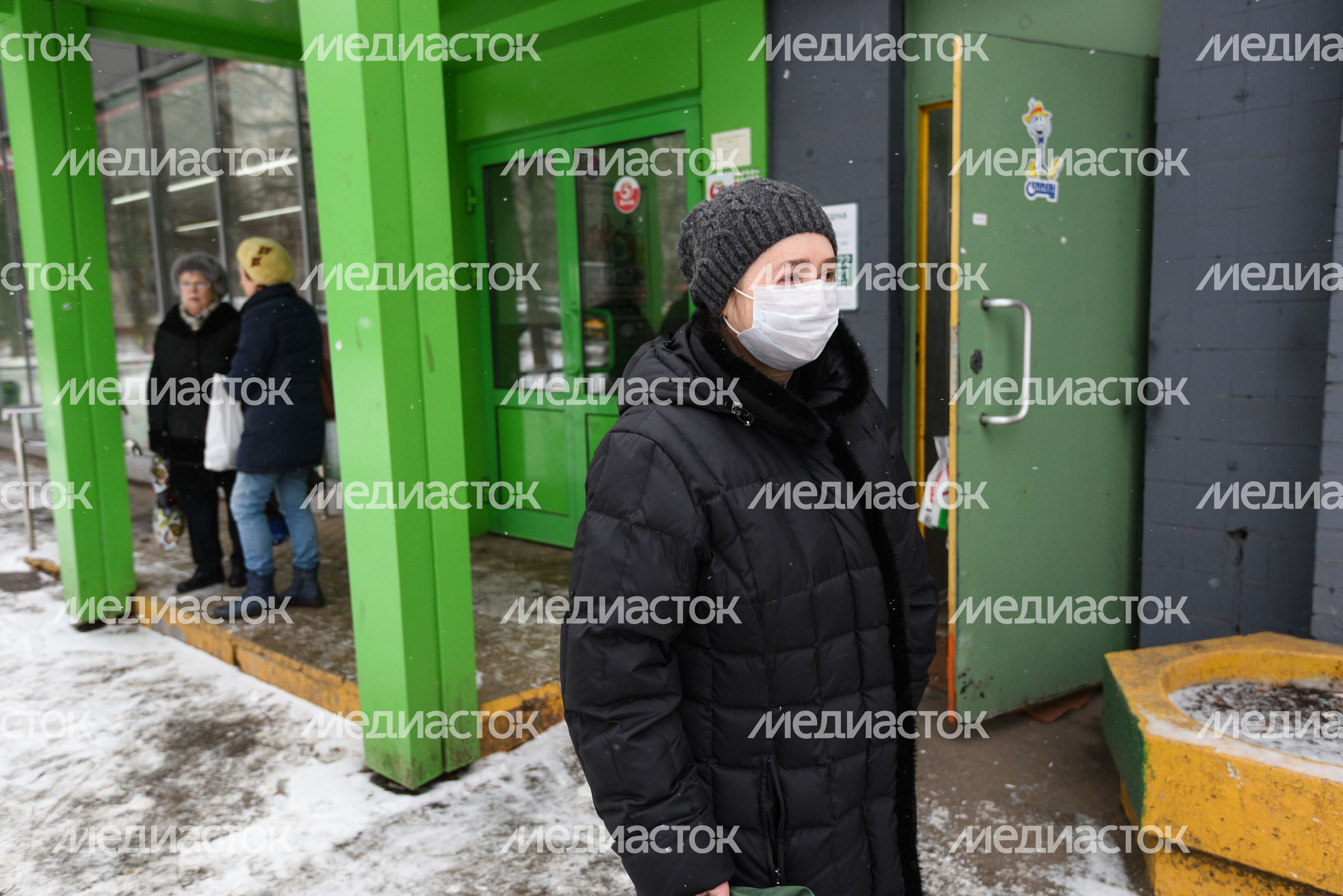 Люди в масках в период эпидемии коронавируса