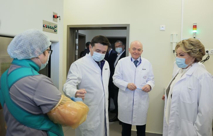 Андрей Воробьев и Валентина Матвиенко посетили Институт ядерной медицины в Химках