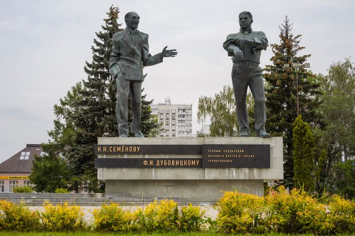 Черноголовка. Памятник Семенову и Дубовицкому