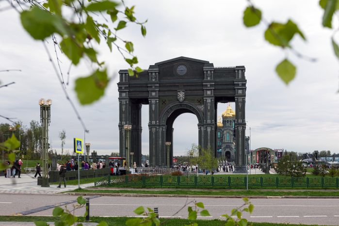 Триумфальная арка с карильоном у Главного храма ВС РФ в Центральном парке «Патриот» Одинцовского округа