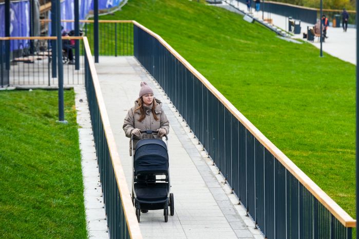 В Люберцах благоустроили парк "Дружба" с пешеходным мостом через озеро Черное