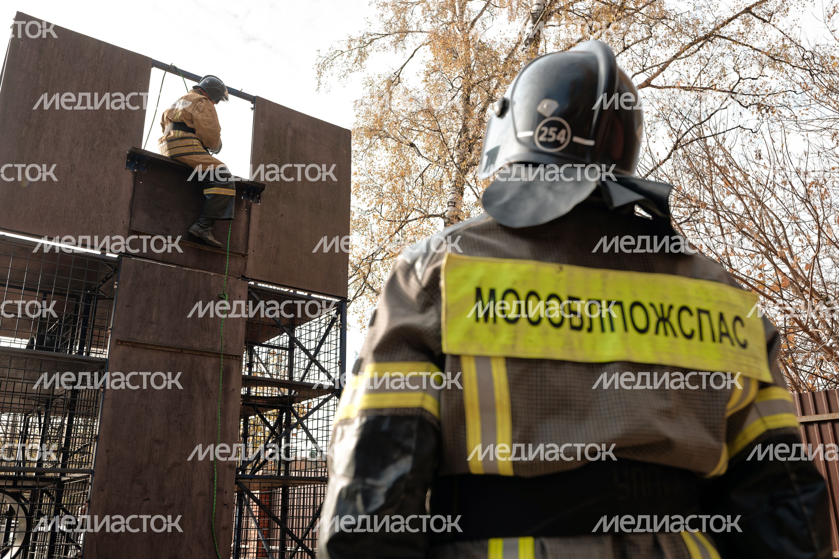 Спасатели демонстрируют навыки альпинистской подготовки на квалификационном экзамене Спасатели демонстрируют навыки альпинистской подготовки на квалификационном экзамене