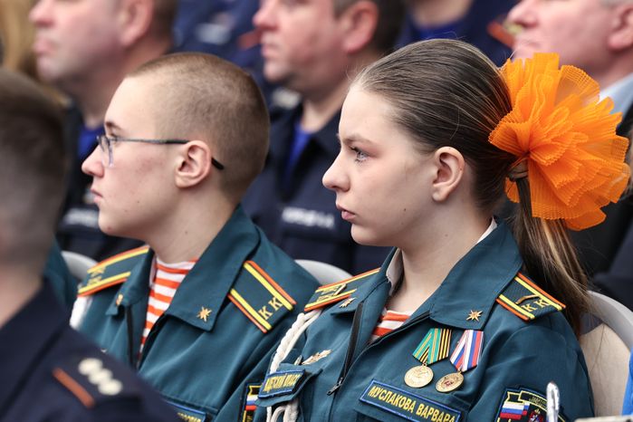Сотрудников МЧС поздравили с Днем спасателя и 35-летием ведомства