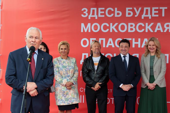 Закладка камня в основание многопрофильного детского центра «Московская областная детская больница» в Красногорске