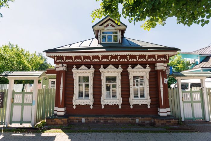 Летние виды улицы Московской со старинными домами в Звенигороде