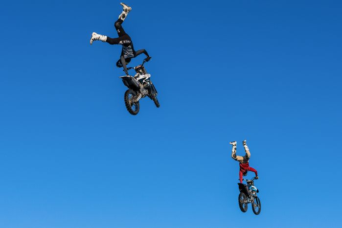 Зимний фристайл-мотокросс от команды FMX13 в Одинцово