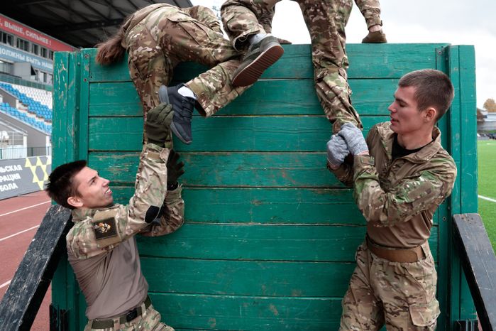 Слаженность в прохождении полосы препятствий показали школьники в военно-патриотической игре «Наследники Победы»