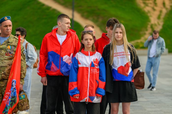 Волонтеры Подмосковья на мероприятии у мемориала в Дмитровском округе в преддверие Дня Победы