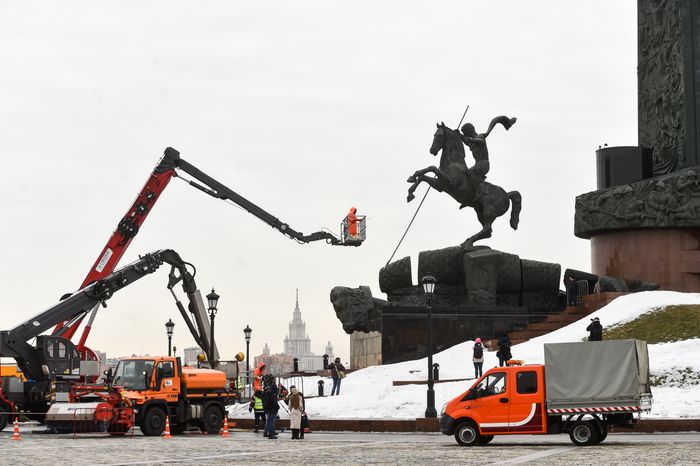 Промывка после зимы Монумента Победы на Поклонной горе в Москве