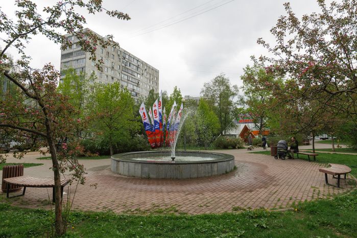Весенние виды города Химки. Празднично украшенный город ко Дню Победы
