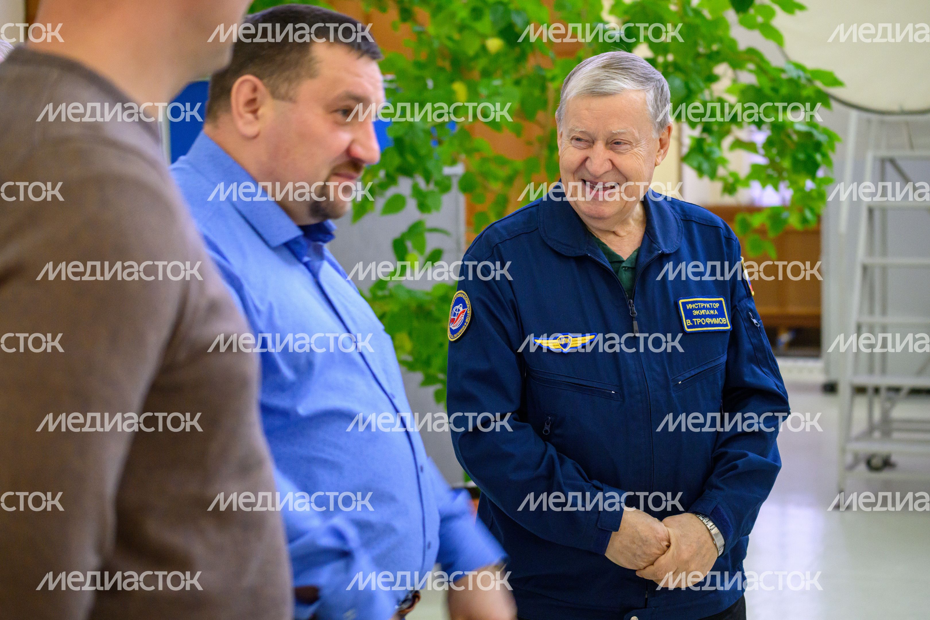 Инструктор на тренировке основного экипажа космонавтов МКС-74 в Звездном городке