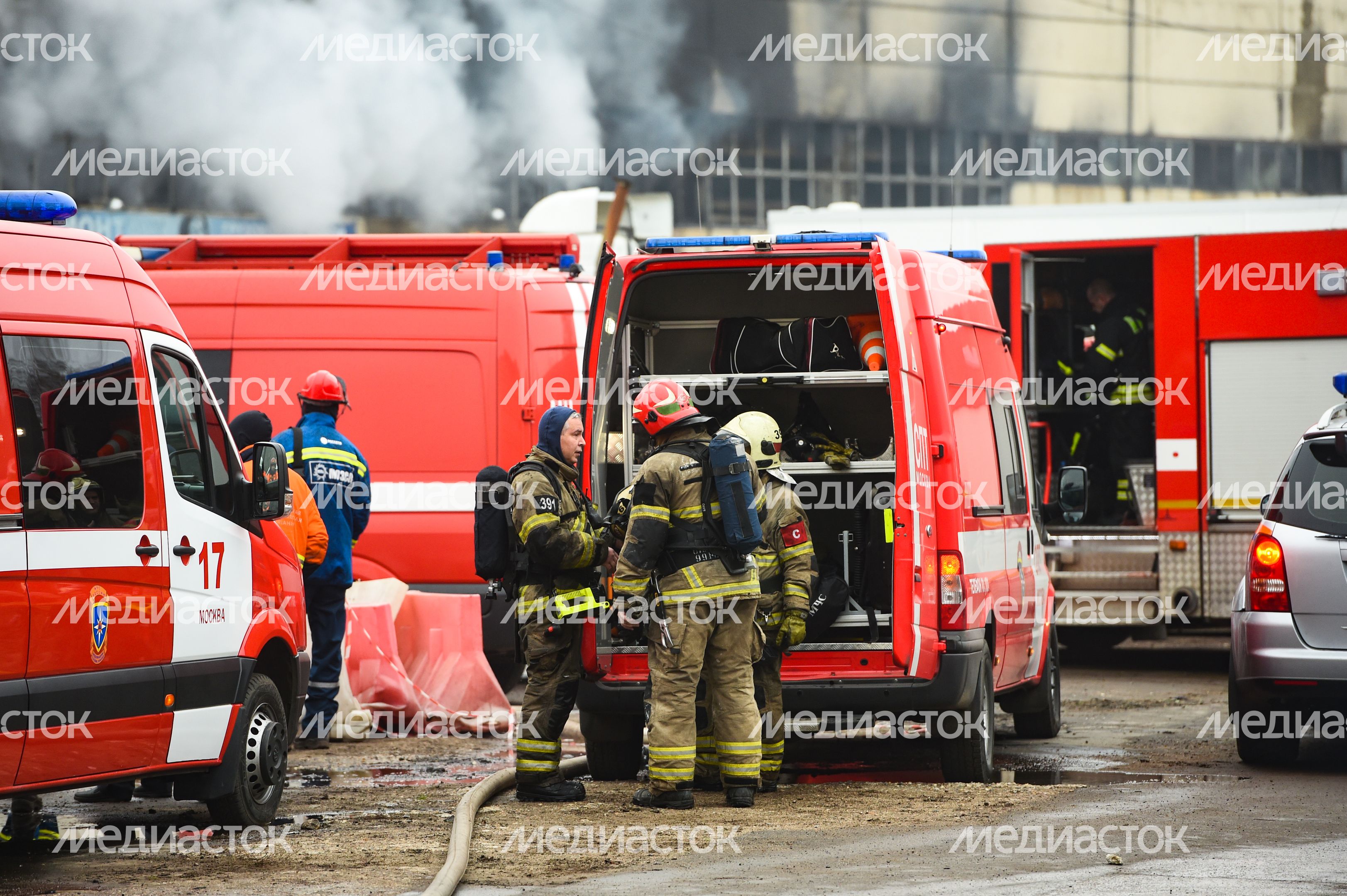 Пожар в складском помещении на улице Маршала Прошлякова в Москве