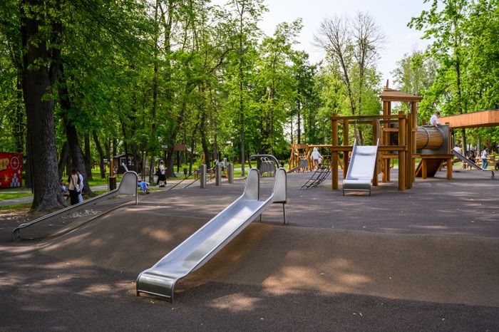 Детская площадка в парке культуры и отдыха им. Олега Степанова в Серпухове летом