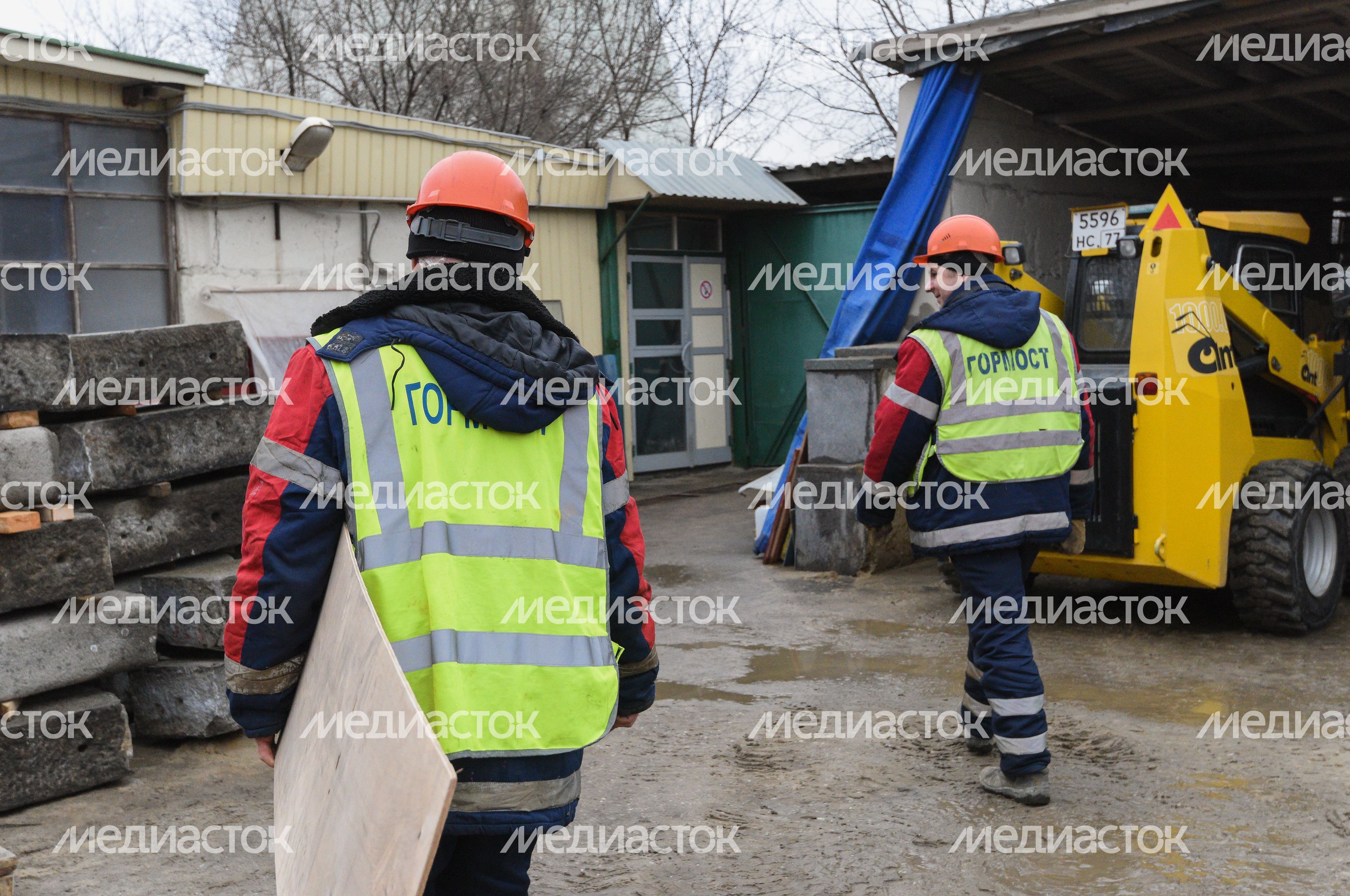 Процесс обработки гранитного камня специалистами ГБУ «Гормост» для облицовки стен подземных пешеходных переходов в Москве Процесс обработки гранитного камня специалистами ГБУ «Гормост» для облицовки стен подземных пешеходных переходов в Москве