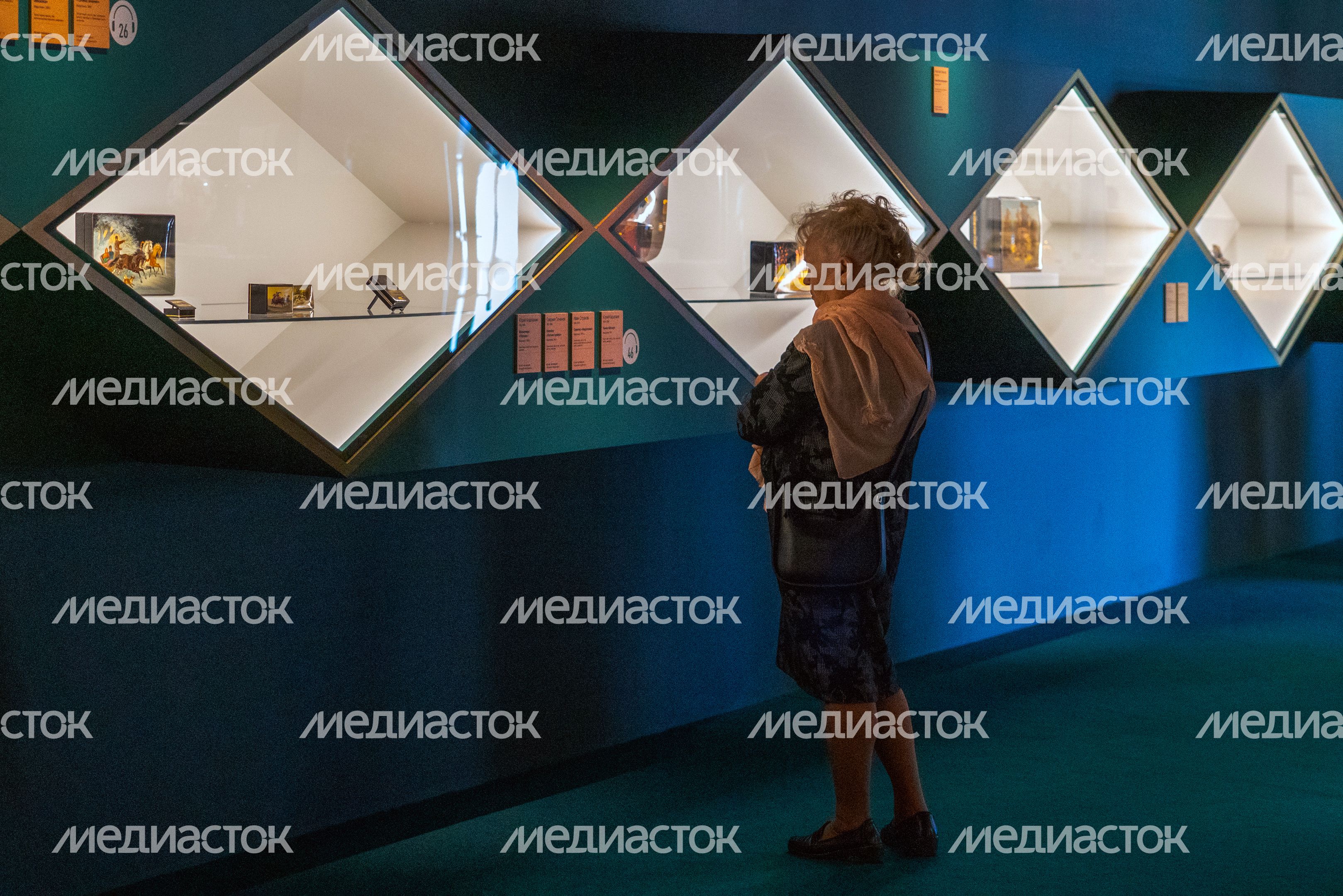 Посетители выставки «Федоскино: где живет душа» в музее «Новый Иерусалим» города Истра Посетители выставки «Федоскино: где живет душа» в музее «Новый Иерусалим» города Истра