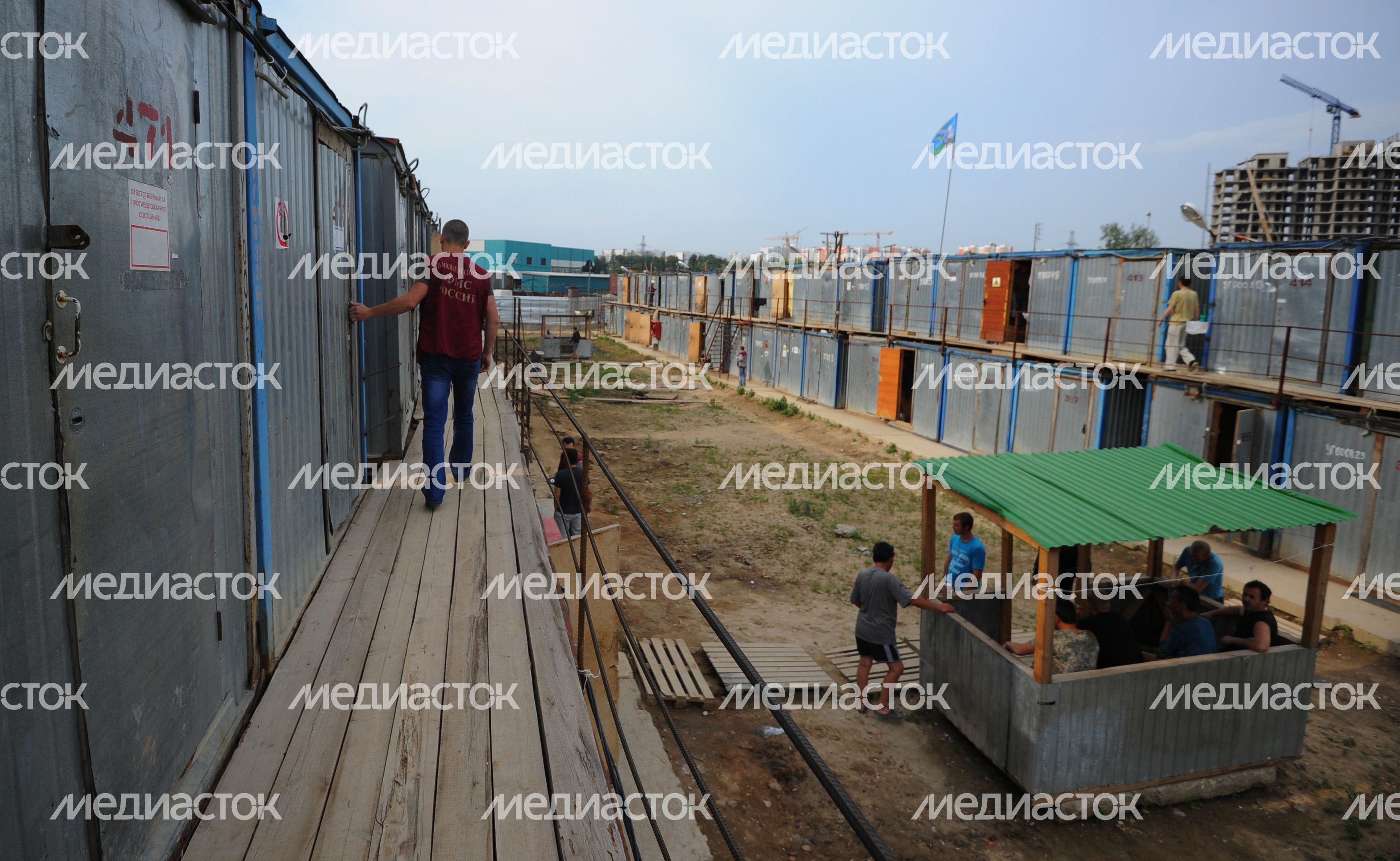 Рейд по пресечению незаконной миграции на стройке в Химках Рейд по пресечению незаконной миграции на стройке в Химках